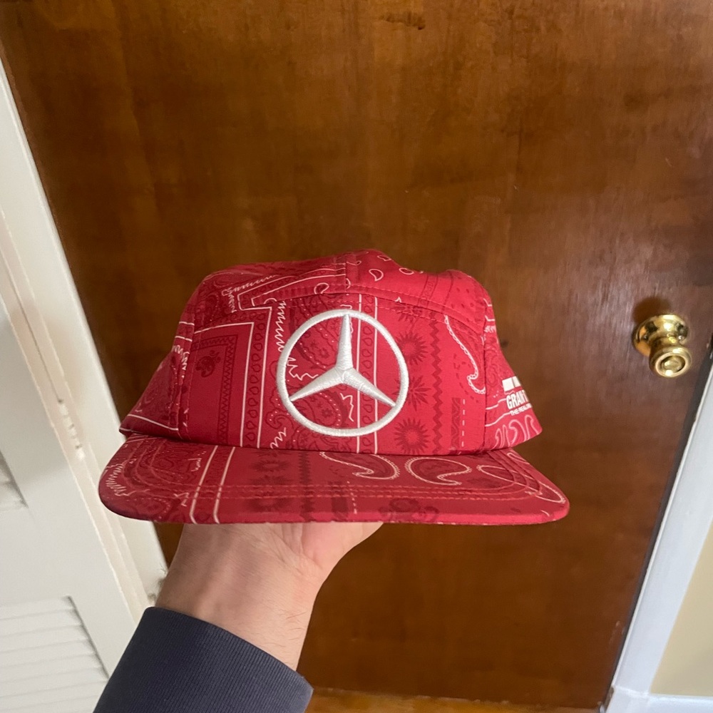 Lewis Hamilton Mercedes hat